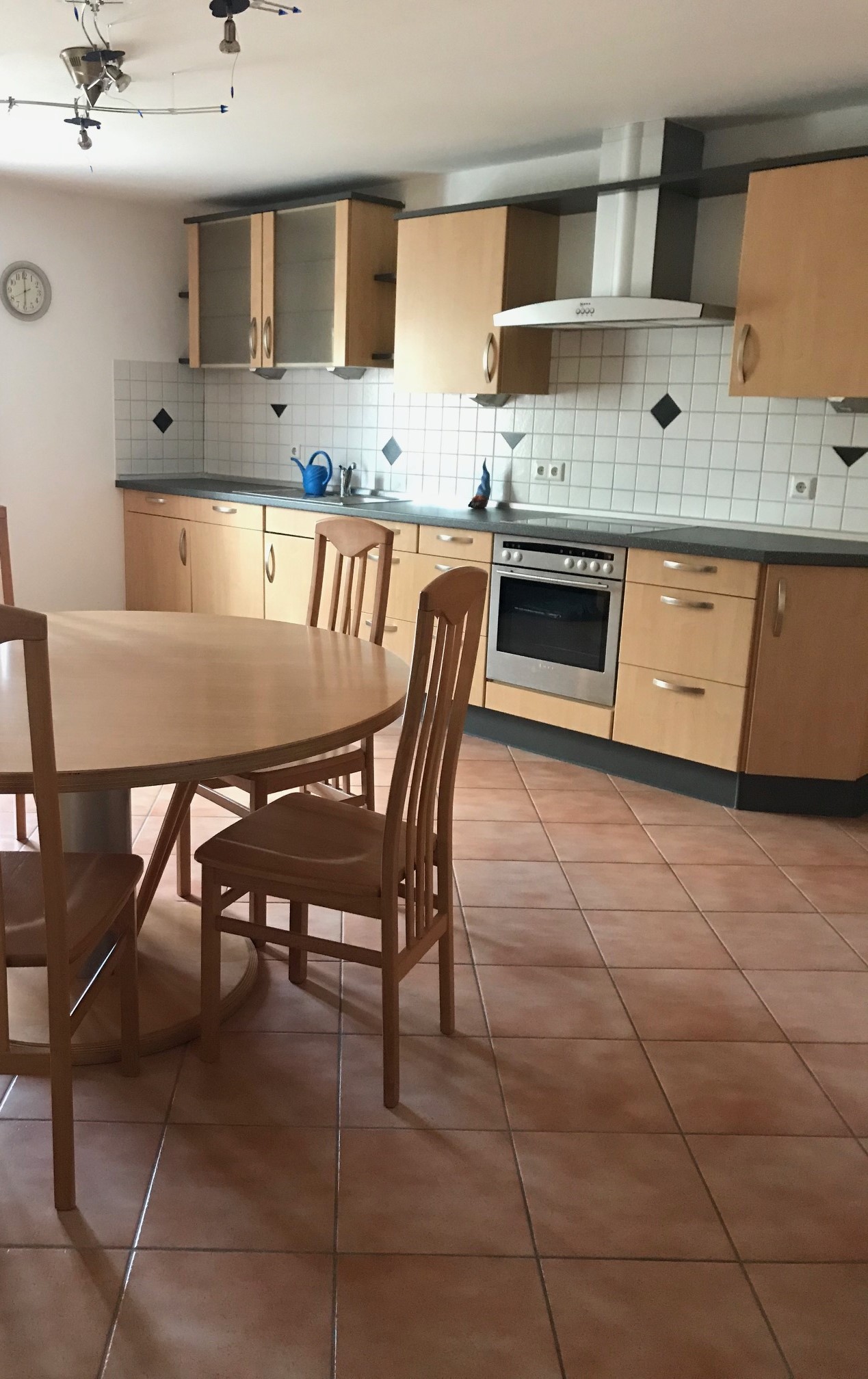 2025_Kche_mit_Esstisch